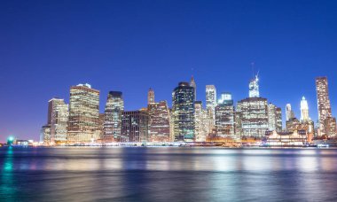 Aşağı Manhattan East River'da yansımaları batımında - New York City
