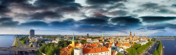 Wunderschönes Panorama der Riga in der Abenddämmerung, Lettland — Stockfoto