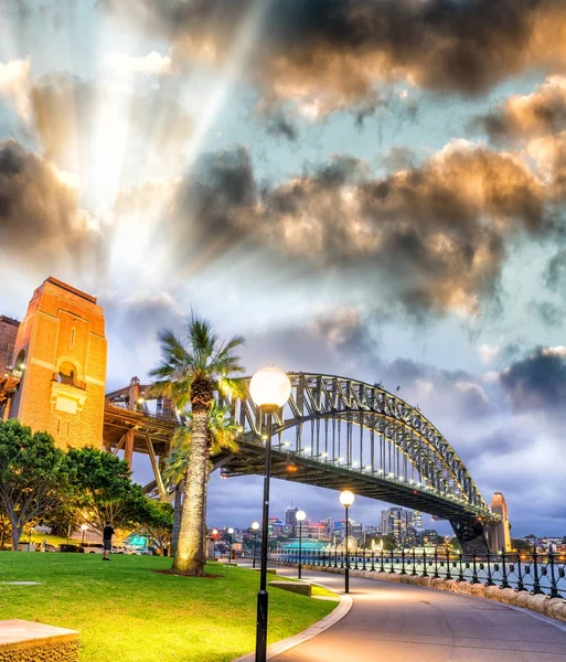 Sydney Harbour Bridge güzel manzarasına günbatımı gökyüzü, Austral ile — Stok fotoğraf