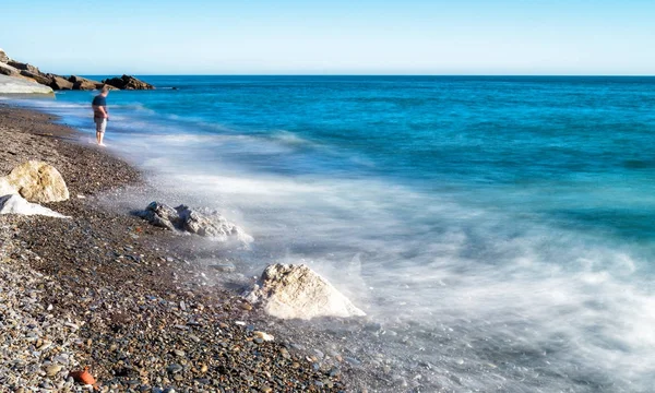 Eau trouble sur les rochers marins, longue exposition sur la côte italienne — Photo