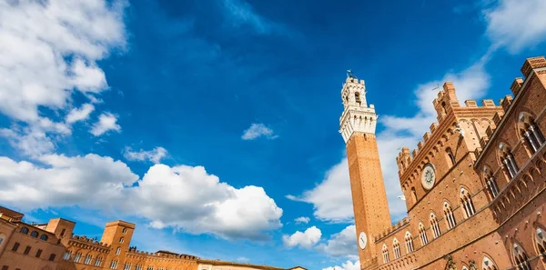 Siena medieval square on a beautiful summer day, Tuscany - Italy — Stock Photo, Image