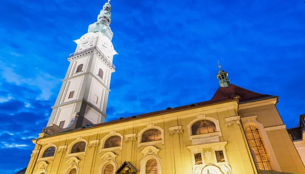 克拉根福, 奥地利。城市建筑的美妙夜景 — 图库照片