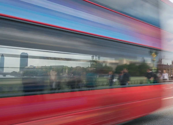 LONDRES - 29 DE SEPTIEMBRE DE 2013: Autobús Rojo cruza el Puente de Westminster . —  Fotos de Stock