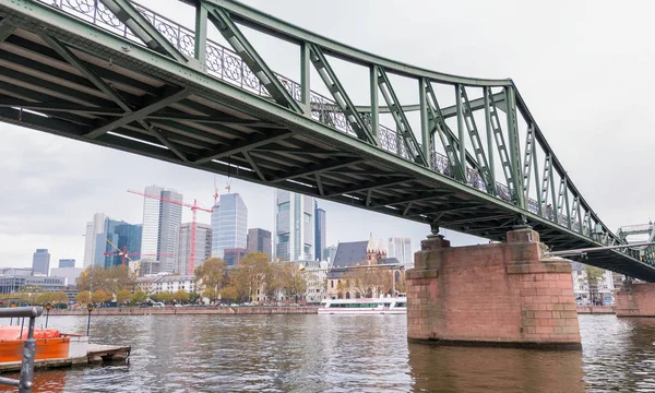 Frankfurt, Almanya. Bulutlu bir günde Binaları ile şehir manzarası — Stok fotoğraf