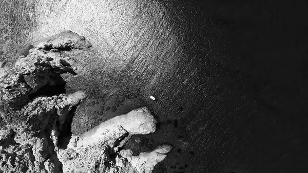 Εναέρια Αεροφωτογραφία του όμορφο βράχο πάνω από τον ωκεανό — Φωτογραφία Αρχείου
