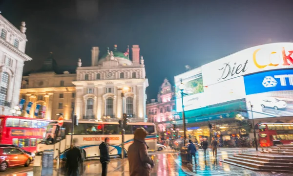 LONDON - SEPTEMBER 28, 2013: Tourists in Piccadilly, blurred vie — Stock Photo, Image