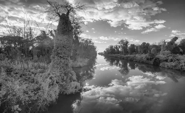 Mooi Park, Infrarood weergeven met reflecties — Stockfoto