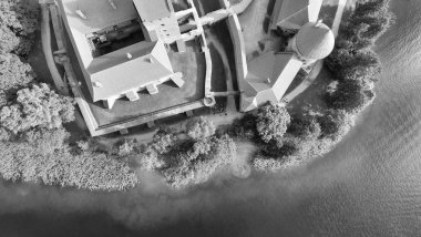 Antik kale su ile çevrili ek yükü havadan görünümü