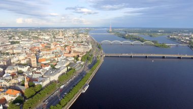 Gün batımında, Letonya Riga Skyline havadan görünümü