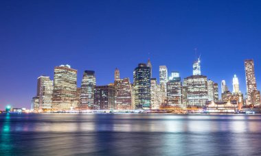 Aşağı Manhattan East River'da yansımaları batımında - New York City