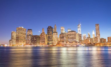 Aşağı Manhattan East River'da yansımaları batımında - New York City