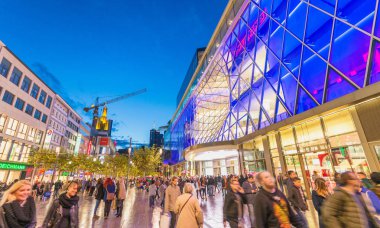 Frankfurt, Almanya - 31 Ekim 2013: Şehir sokaklarını d görünümünü