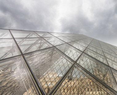Paris - Temmuz 2014: Louvre dış mimarisi. Paris çekiyor 