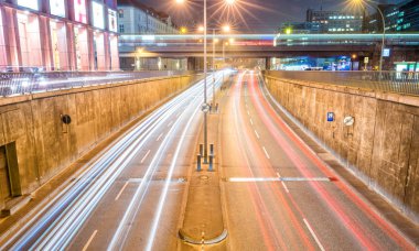 Berlin - 16 Kasım 2013: Şehir trafik geceleri. Berlin attrac