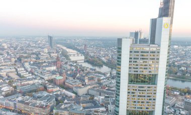 Frankfurt, Almanya - 31 Ekim 2013: Şehir skyli, havadan görünümü