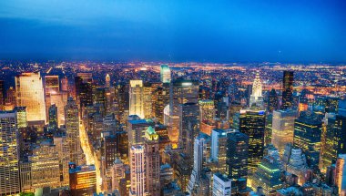 Gece, New York'un Midtown gökdelenlerin havadan görünümü