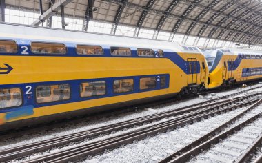 Amsterdam istasyonunda sarı tren