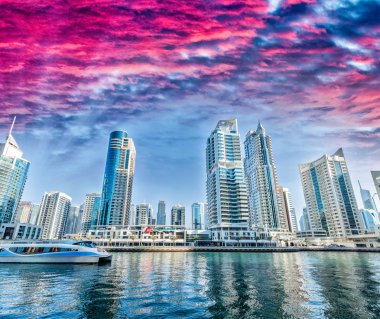 Gün batımında, Birleşik Arap Emirlikleri Dubai yüksek binalar
