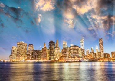 Şehir merkezindeki Manhattan günbatımı nehir yansımalar gelen Broo ile ışık