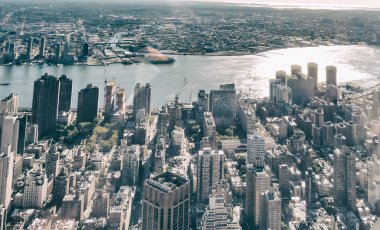 New york şehir silüeti üzerinde güzel bir gün