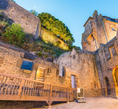 Mont Saint Michel Ortaçağ binaları geceleri, Fransa