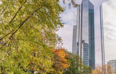 Şehir Parkı sonbaharda Metropolis manzarası