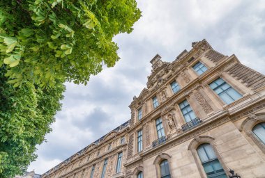 Paris eski binanın ağaçları ile çevrili Fransa