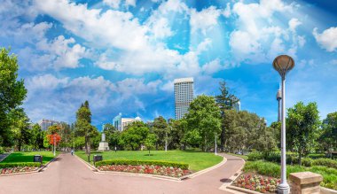 Gün batımında Sydney. Güzel bir Hyde Park manzarası