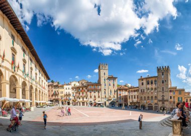 Arezzo, İtalya - Haziran 2015: Piazza Grande ile turistler. Arezzo ben