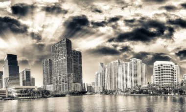 Miami Brickell anahtar. Gün batımı, panoramik manzaraya şehir manzarası
