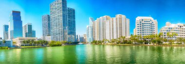 Miami - Şubat 2016: Brickell anahtar binalar güneşli bir günde. Mi