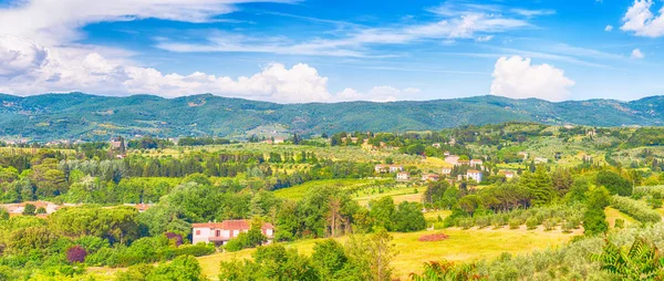 Весна сельской местности в Тоскане, панорамный вид — стоковое фото