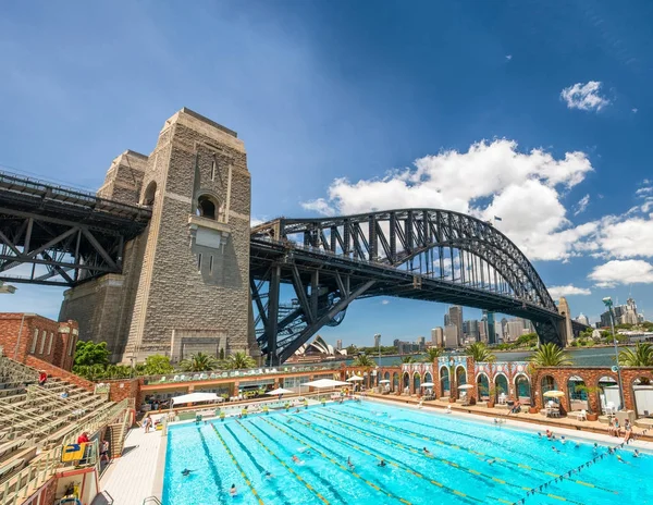 SYDNEY - OTTOBRE 2015: Sydney Harbour Bridge. Sydney attira 30 — Foto Stock