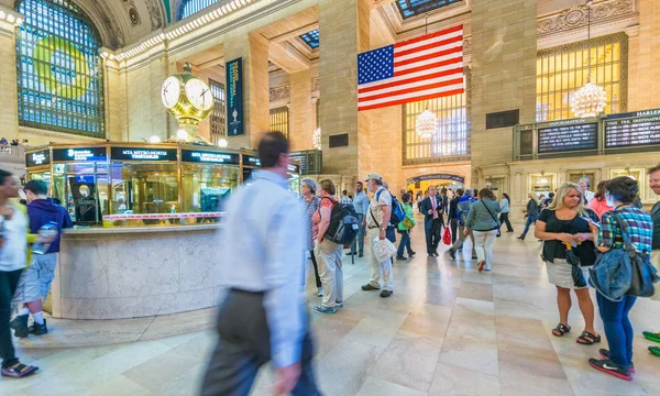 New York City - 10 juni 2013: Turister och lokalbefolkningen i Grand Cent — Stockfoto