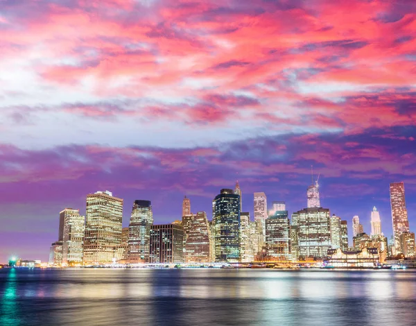 Innenstadt von Manhattan Sonnenuntergang Licht mit Fluss Reflexionen von broo — Stockfoto