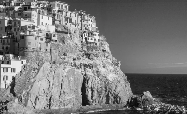 Wunderschöne Küste und Gebäude von Cinque Terre, Infrarot-Blick — Stockfoto