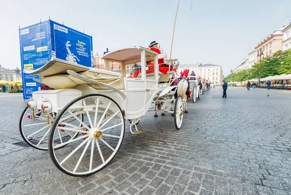 KRAKOW, POLÓNIA - 30 DE SETEMBRO DE 2017: Carruagens de cavalos na praça principal — Fotografia de Stock