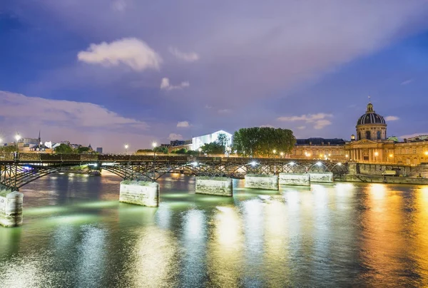 Edifici di Parigi intorno al complesso del Louvre con la Senna a Nig — Foto Stock