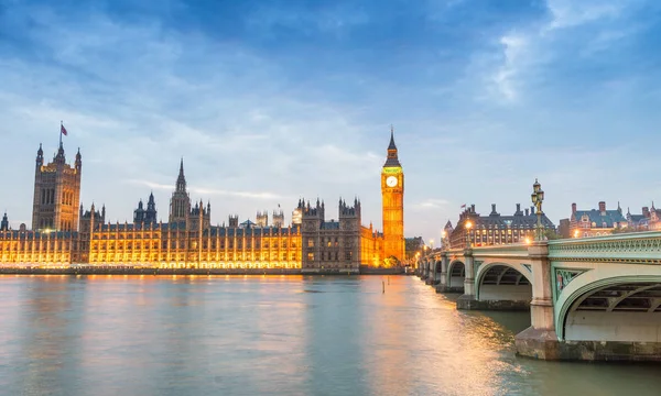 Ponte de Westminster e Casas do Parlamento ao entardecer, Londres — Fotografia de Stock