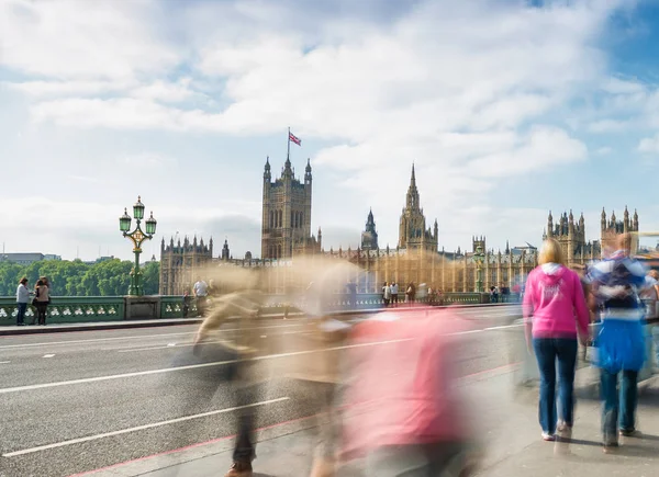 LONDRES - SETEMBRO 29, 2013: Turistas caminham ao longo de Westminster Bri — Fotografia de Stock