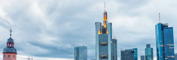 Frankfurt am Main. Stadtsilhouette an einem bewölkten Tag — Stockfoto