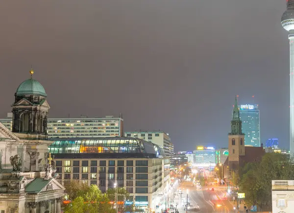 BERLÍN - 16 DE NOVIEMBRE DE 2013: Vista aérea de la ciudad por la noche. Berlín en —  Fotos de Stock