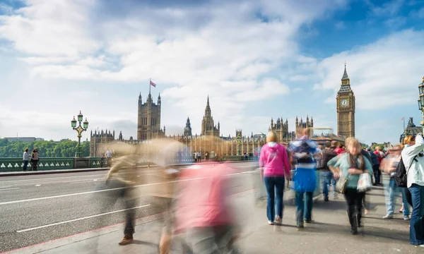 Turistů chůzi podél Westminster Bridge v Londýně. Dlouhé osvícení — Stock fotografie