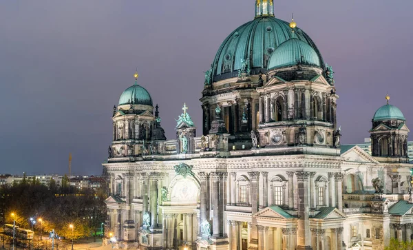 Veduta aerea della Cattedrale di Berlino di notte, Germania — Foto Stock