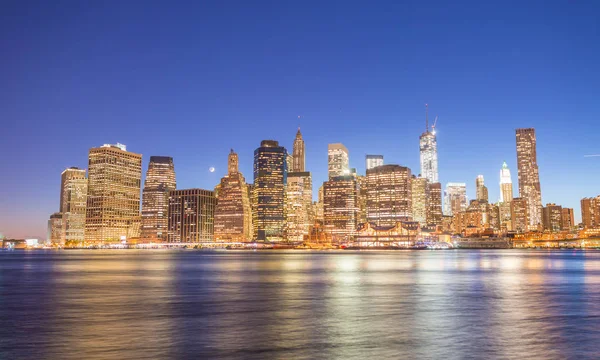 Lower Manhattan East River reflets au coucher du soleil - New York — Photo