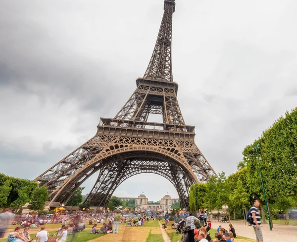 PARIS - JULY 2014: Tourists visit Eiffel Tower. Paris attracts 4 — Stock Photo, Image