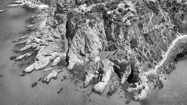 Vista aerea aerea aerea di bella roccia sopra l'oceano — Foto Stock