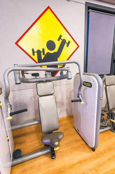 Máquina de brazos en la sala de gimnasio — Foto de Stock