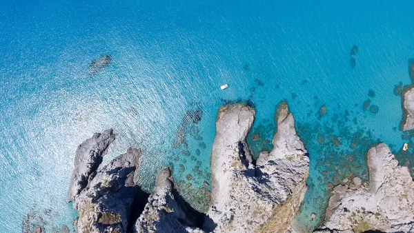 Deniz kenarı güzel kayaçların genel gider görünümü — Stok fotoğraf