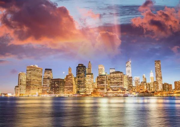 До центру Манхеттена sunset світла з річки роздуми з Broo — стокове фото